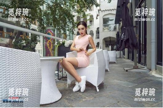 AISS爱丝(钻石版) - 啧啧，瑶瑶的美脚在写真中游走，令人忍不住想多看几次。