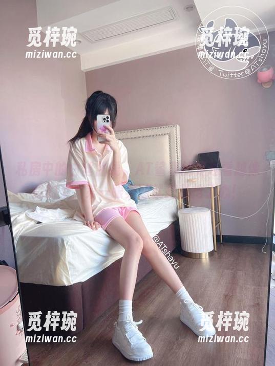 AT鲨 私房中的白丝曲线,AT鲨真的是越看越像我的菜,第一眼美图就把我抢了心!