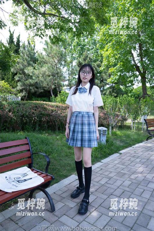 BoBoSocks袜啵啵-小甜豆 BoBoSocks袜啵啵 - 小甜豆的全套野性:皮衣外套演绎不羁的优雅