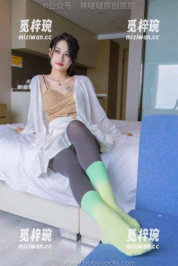BoBoSocks袜啵啵-小甜豆 BoBoSocks袜啵啵 - 小甜豆黑丝合集:绝对是你壁纸选择的“黑暗骑士”!