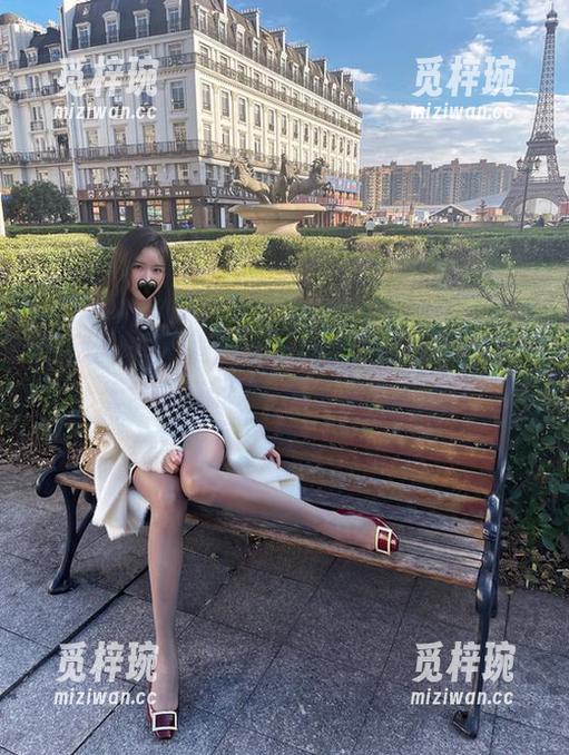 July芝岚 微密圈 - 图集视角:July芝岚和她的套装,无意间探讨了一些奇怪的审美观。