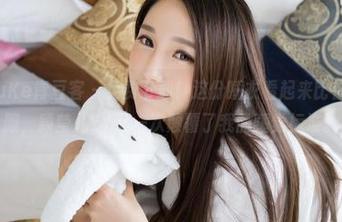 QingDouKe青豆客 – 免费下载！这份睡衣看起来比你的床还舒服，颖莹儿YY又一次颠覆了我的睡觉标准。