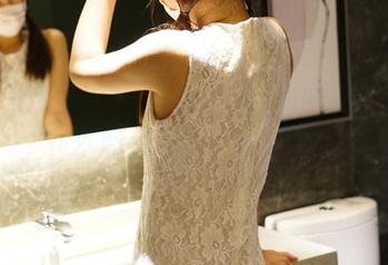 看到ROSI图片中的嫩学妹制服，我明白了什么叫做‘青涩而沉重’！