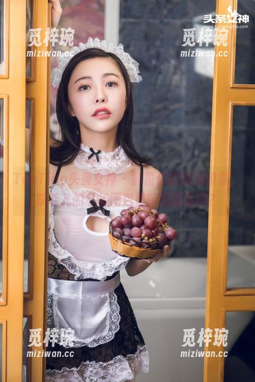 TouTiao头条女神-李菲儿 TouTiao头条女神 - 颠覆你的泳池印象,李菲儿的私拍图包里暗藏腹肌吗?