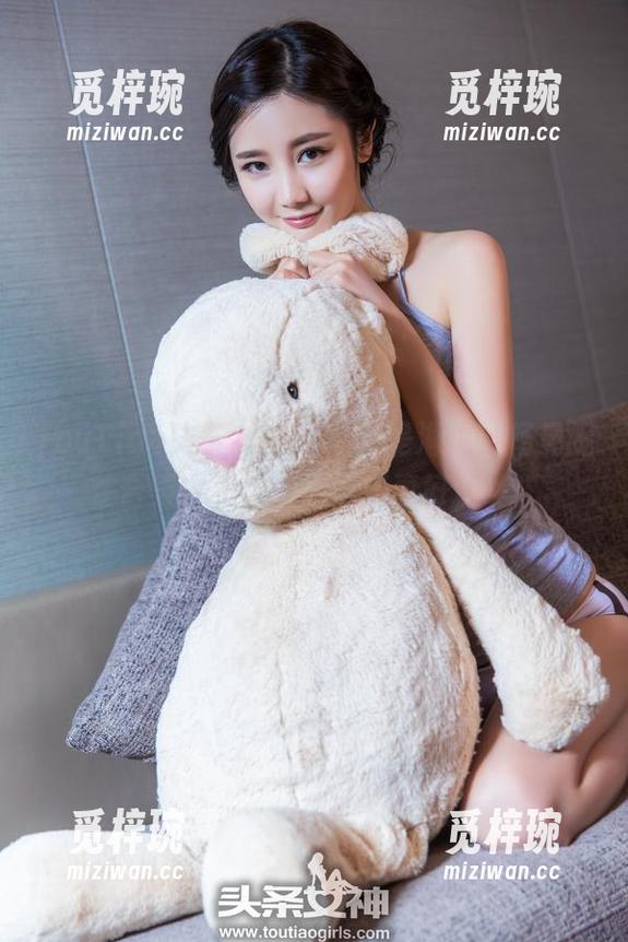 TouTiao头条女神-杨曼妮 TouTiao头条女神 - 不光是海边,杨曼妮在合集中,她的姿态感真好,嘿!