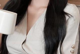 Xiuren秀人网 – 把summer宝宝带到办公室，原图和壁纸好像在玩捉迷藏