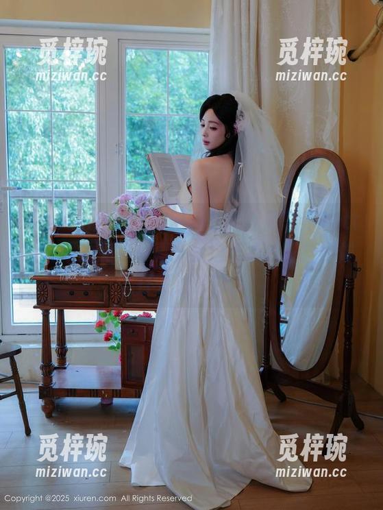 Xiuren秀人网-周思乔Betty Xiuren秀人网 - 圈内美女,周思乔Betty在线的旗袍写真:我这小心心摇摆得像打了波浪鼓。