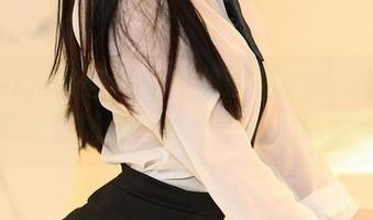 YouMi尤蜜荟 – 穿上黄歆苑定制的职业装，不是说要加班，只是想有人请我吃饭！