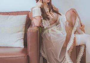 coser衣衣又给我们带来新鲜油亮美图，不看真后悔