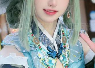 千阳快起床的红裙写真，真想问问设计师是不是睡着了？