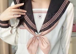 照片里，发条少女yoki的花嫁，站得像个小女神，但想问问，婚礼是不是还要彩虹气球呢？