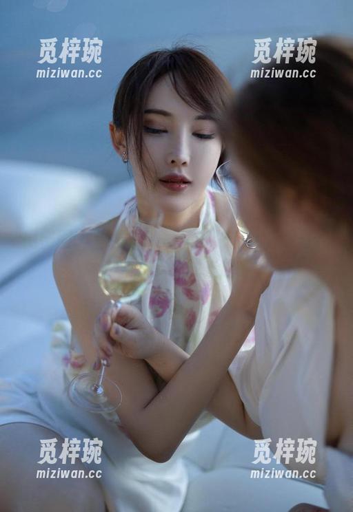 周妍希 微密圈 - 周妍希的吊带,总是让人想直接去翻箱倒柜找衣服穿