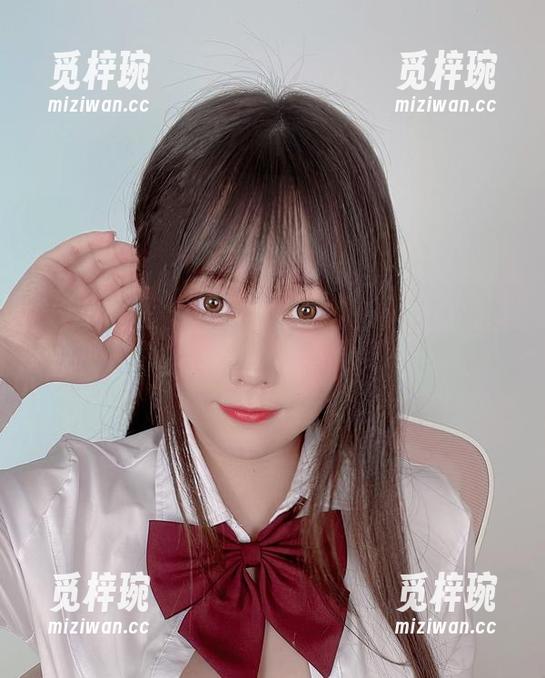 咔喵KANEKO 最新这组照片,咔喵KANEKO的白旗袍真能让人眼前一亮啊,有种别样的气质。