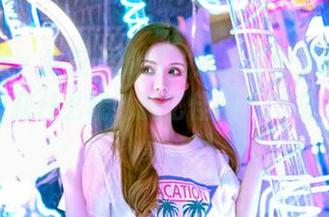 嗲囡囡 – 教室里的图片如果是免费的，那我能收获什么呢？施忆佳KITTY或许有答案。