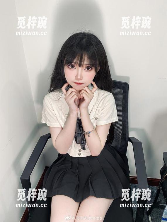 大肉丸Amiee 定制一份属于大肉丸Amiee的少女写真,结果把她从二次元拉回了三次元!