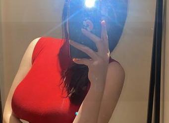 微密圈 – 赤裸裸的视觉冲击，奶宝妹纸的红色吊带镂空在高清图包里太抢眼了，有点儿心慌。