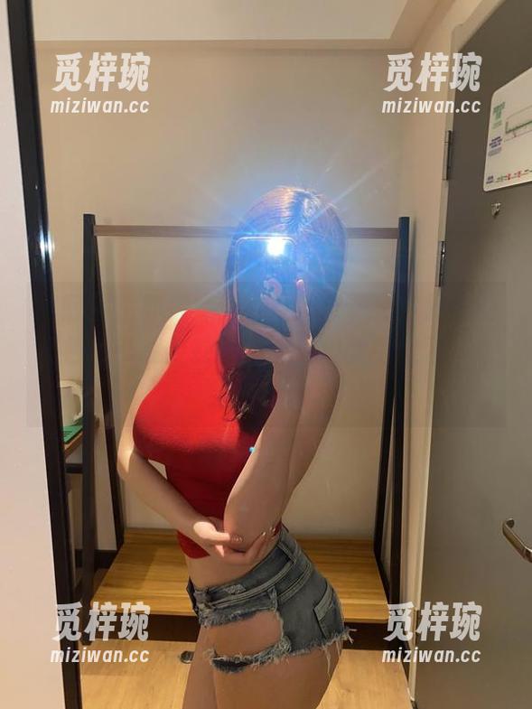 奶宝妹纸 微密圈 - 赤裸裸的视觉冲击,奶宝妹纸的红色吊带镂空在高清图包里太抢眼了,有点儿心慌。