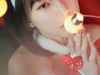 情人节套图，姜仁卿(강인경)的也不例外，轻轻一瞥，总觉得有所谓的氛围。