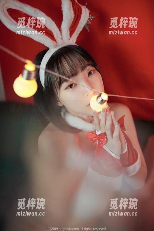 情人节套图，姜仁卿(강인경)的也不例外，轻轻一瞥，总觉得有所谓的氛围。