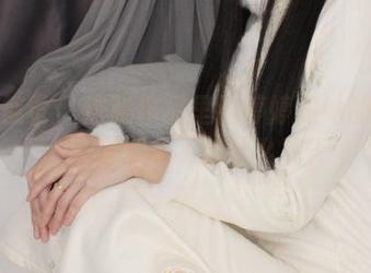 小众视觉 – 这张作品里的婷婷和她的制服，心里默念了些什么呢？