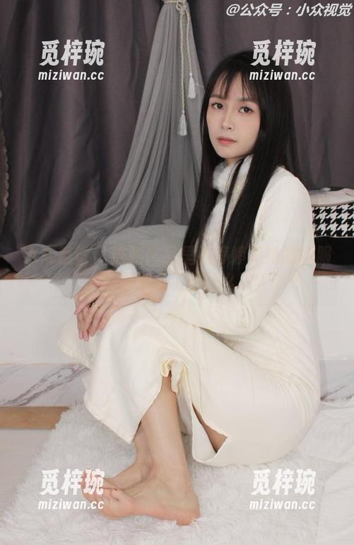 小众视觉-婷婷 小众视觉 - 这张作品里的婷婷和她的制服,心里默念了些什么呢?