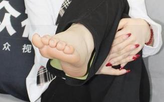 小众视觉 – 小苏菲泳装原图临摹，还原她的水边姿态，手动赞一个！
