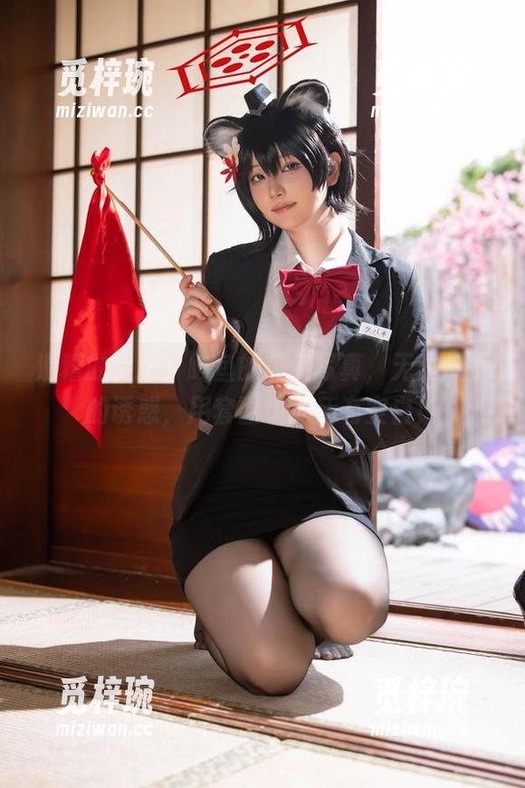 屿鱼 滑稽的足记:屿鱼的美足写真,无法抗拒的诱惑,用套图填补所有空白!