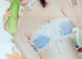 年年Nnian的白裙在线，高清捕捉每一飘动，谁说裙子不能抢镜？