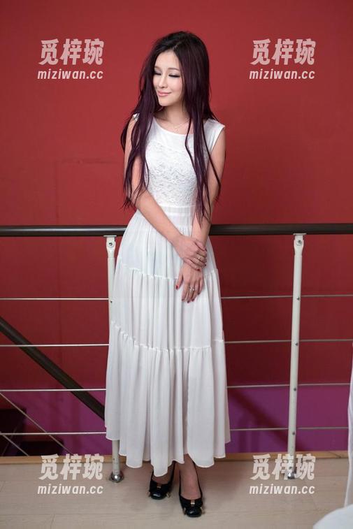推女郎-易阳 推女郎 - 易阳的裸足写真集:这才是真正的‘脚’表演!