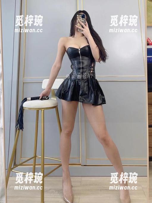 李嘉欣97 微密圈 - 看这高清下的李嘉欣97,似乎在暗示“为什么不试试在牛仔裤外面加一层红色的优雅呢?”