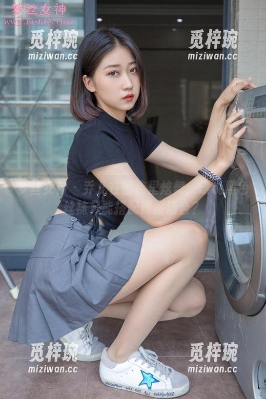 梦丝女神-乔儿 梦丝女神 - 乔儿在图库里炫舞:谁说黑色丝袜只能搭配严肃场合?