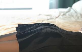 微密圈 – “梦里一只喵”再次出击，美图图集里的白色吊带袜，能不能别那么明显啊？
