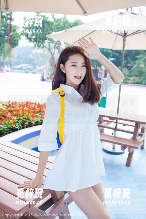 爱蜜社-果儿Victoria 爱蜜社 - 图集里的果儿Victoria,连衣裙随风摆动,像是在跟谁悄悄传递什么?