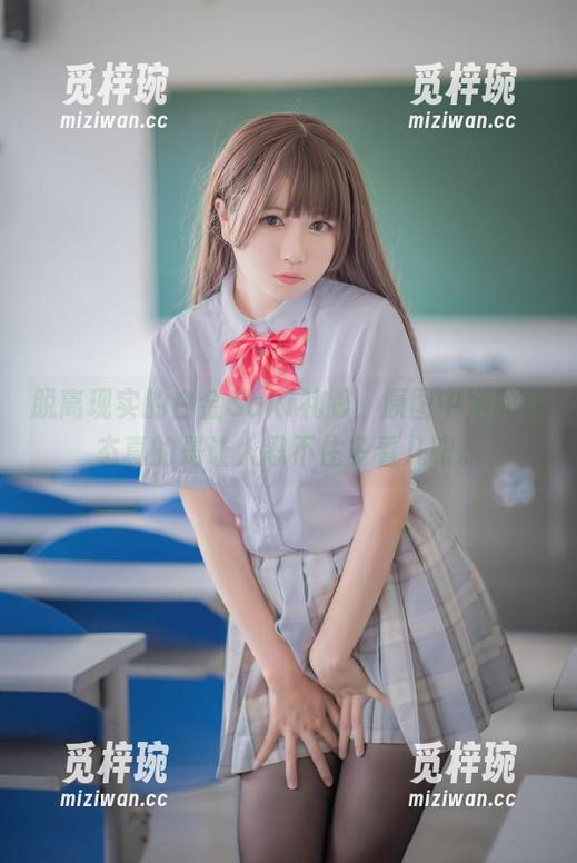 白金Saki 脱离现实的白金Saki礼服,原图中她的姿态真的是让人忍不住多看几眼。