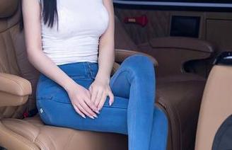 秀人网 – 小逗逗与她的眼镜，高清资源让人轻松烦恼，不知道该盯哪儿好。