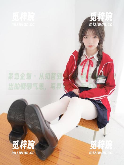 紧急企划 - 从奶昔到泳衣，图片里隐约飘出的慵懒气息，写真看得人有点小恍惚。