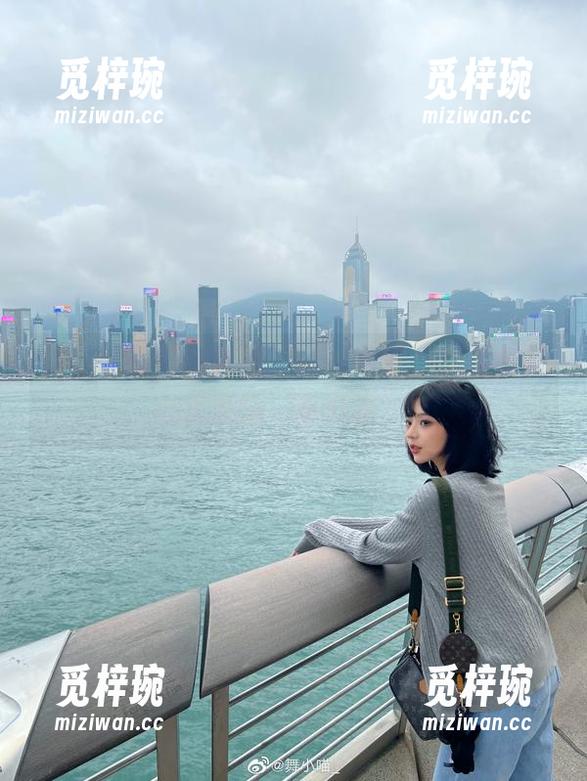 舞小喵 舞小喵的校服套图,时光倒流,我竟然在心里默念‘真好看’!