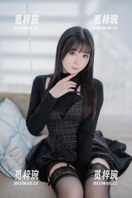 霜月shimo 在霜月shimo的“BrightLove”作品中在线游荡,图片的一部分也许是迷人的,但另一部分说不清楚。