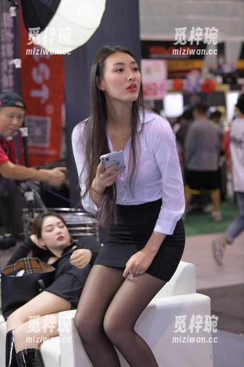 魔镜街拍-婷婷 魔镜街拍 - 粉裙日常工作?婷婷的私房写真让我想问:真的能集中精力吗?