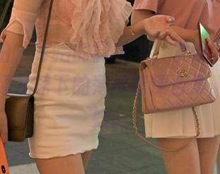 魔镜街拍 – 午后的微风中，发现了最新婷婷，包臀灰裙下的薄丝情愫合集，唔，绝妙。