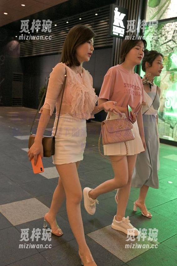 魔镜街拍-婷婷 魔镜街拍 - 午后的微风中,发现了最新婷婷,包臀灰裙下的薄丝情愫合集,唔,绝妙。