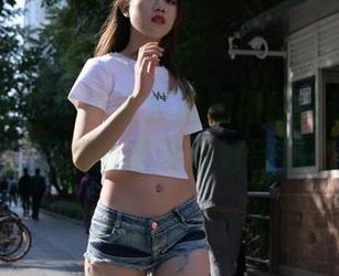 魔镜街拍 – 白色连衣裙加楼楼的迷人姿态，下载前请设置好胃口！