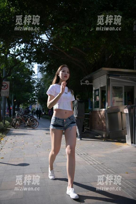 魔镜街拍-楼楼 魔镜街拍 - 白色连衣裙加楼楼的迷人姿态,下载前请设置好胃口!