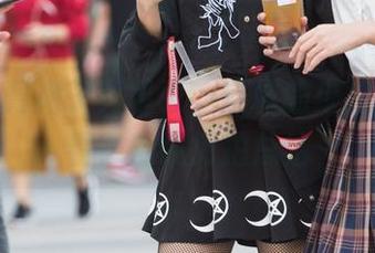 红色包臀裙子真吸引，这样的少妇你怎么看？魔镜街拍总结