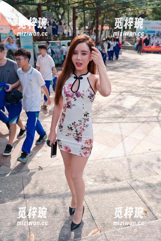 最新白裙女子的街景默剧，魔镜街拍再一次打破我的想象。