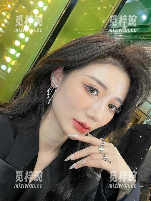 黎允熙baby 微密圈 - 凭什么无圣光照都这么上镜?黎允熙baby用绿色漏背裙说不出道理的美!